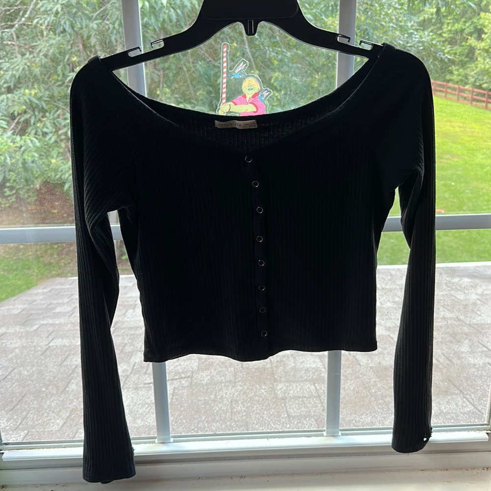 Cute off the shoulder long sleeve black crop top! 👽